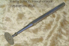 Hand rotated separating disc
